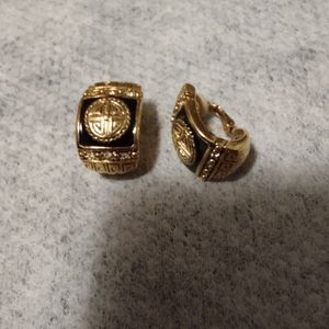 VINTAGE LR BEAUTIFUL PAIR OF LADY CLIP ON EARRINGS. BLACK AND GOLD.